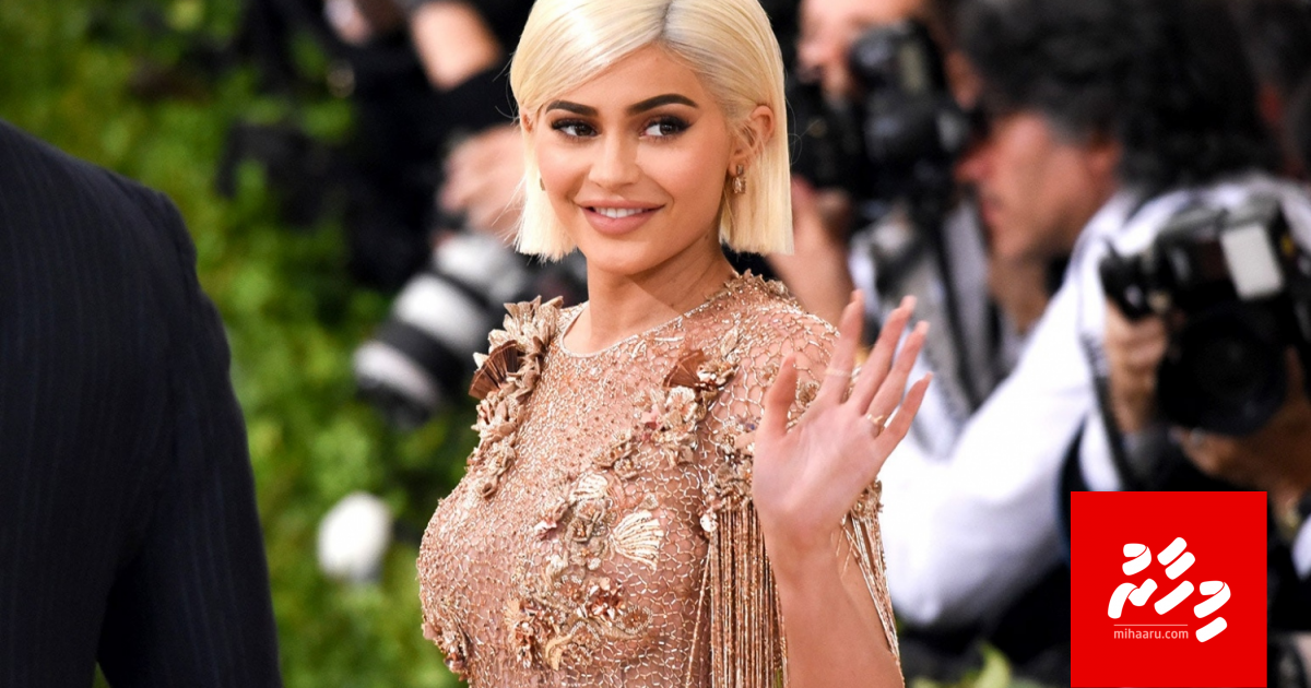 "Makaru hedhumun" Kylie Jenner ge nan Forbes ge Billionarunge listun unikoffi