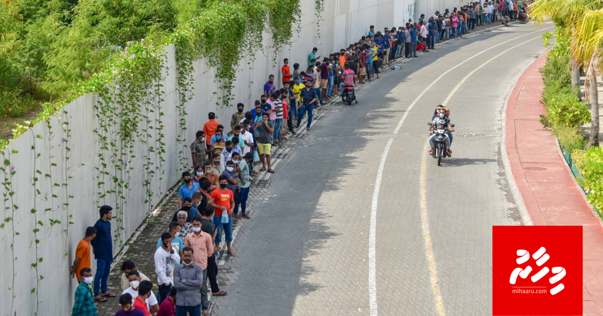 Vaccine center thah nuhulhuvanees bodethi queue thah