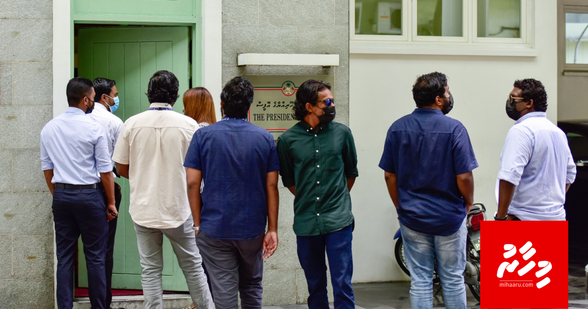 Pilotunge massala thah hallu koddhevvaane kamuge yageen kan Raees dhevvi