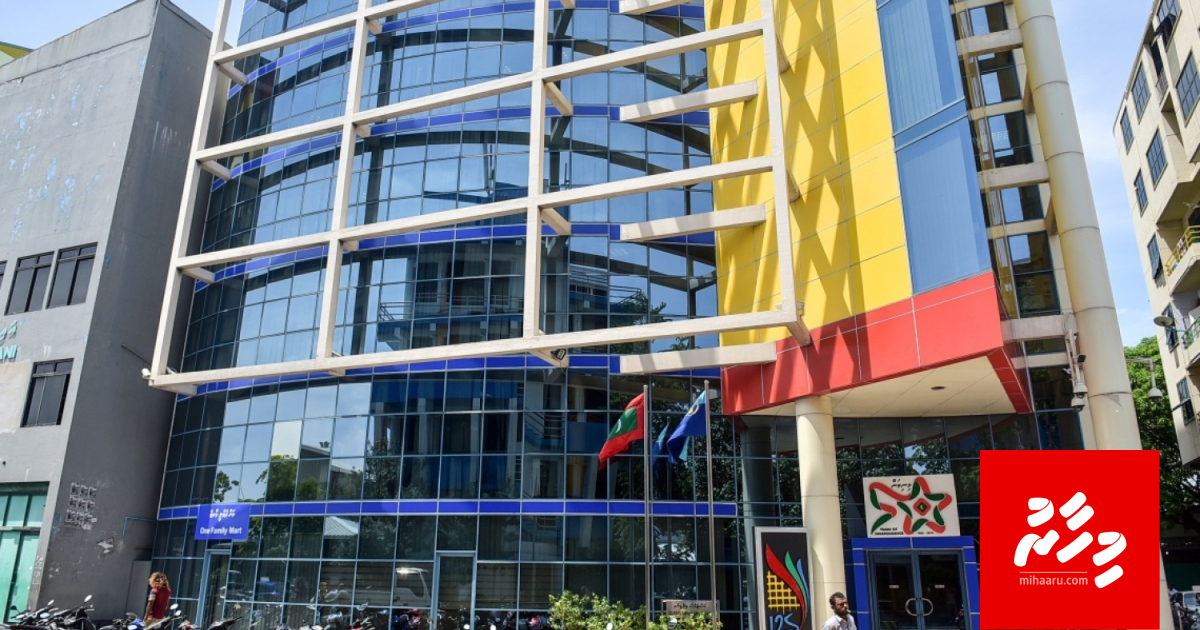 Customs officer in thakeh ge account thakun 400 million rf dhauru kuri massala eh thahugeegu kuranee!