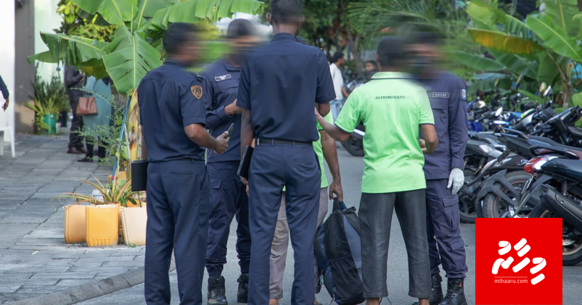 Bidheyseenge athun naajaaiz faidha hoadhi thuhumathuvaa Immigration muvazzafun ves bandhah