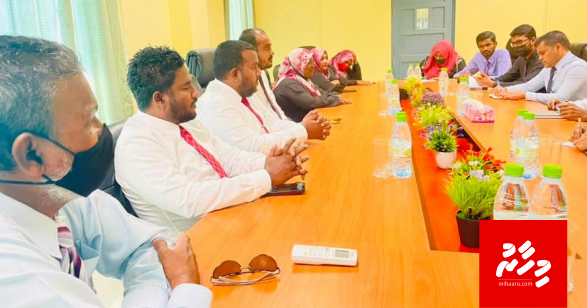 Dhuvaafaru bodu hiyaanaaiy: hurihaa councillors suspend koffi
