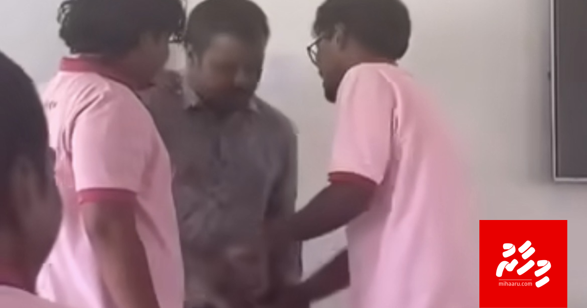 Mi hisaabah dhiyairu ves teacher innah himaayatheh neiy!
