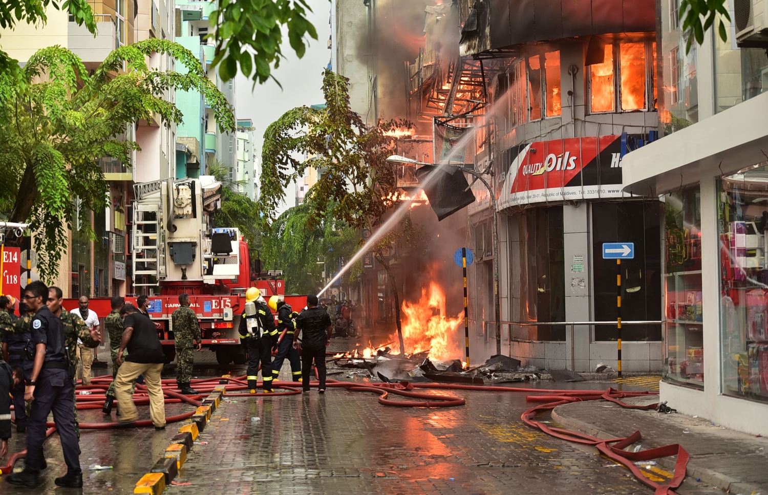 ކޯސްޓްލައިންގައި އަލިފާން ރޯވެ އަނދަމުން ދާއިރު ސިފައިން އަލިފާން ނިއްވާލުމުގެ މަސައްކަތް ކުރަނީ. މިތަނުގައި ރޯވެ އެތައް މިލިއަން ރުފިޔާގެ ގެއްލުން ވަނީ ލިބިފައި. --ފޮޓޯ: މުހައްމަދު ޝަރުހާން/މިހާރު