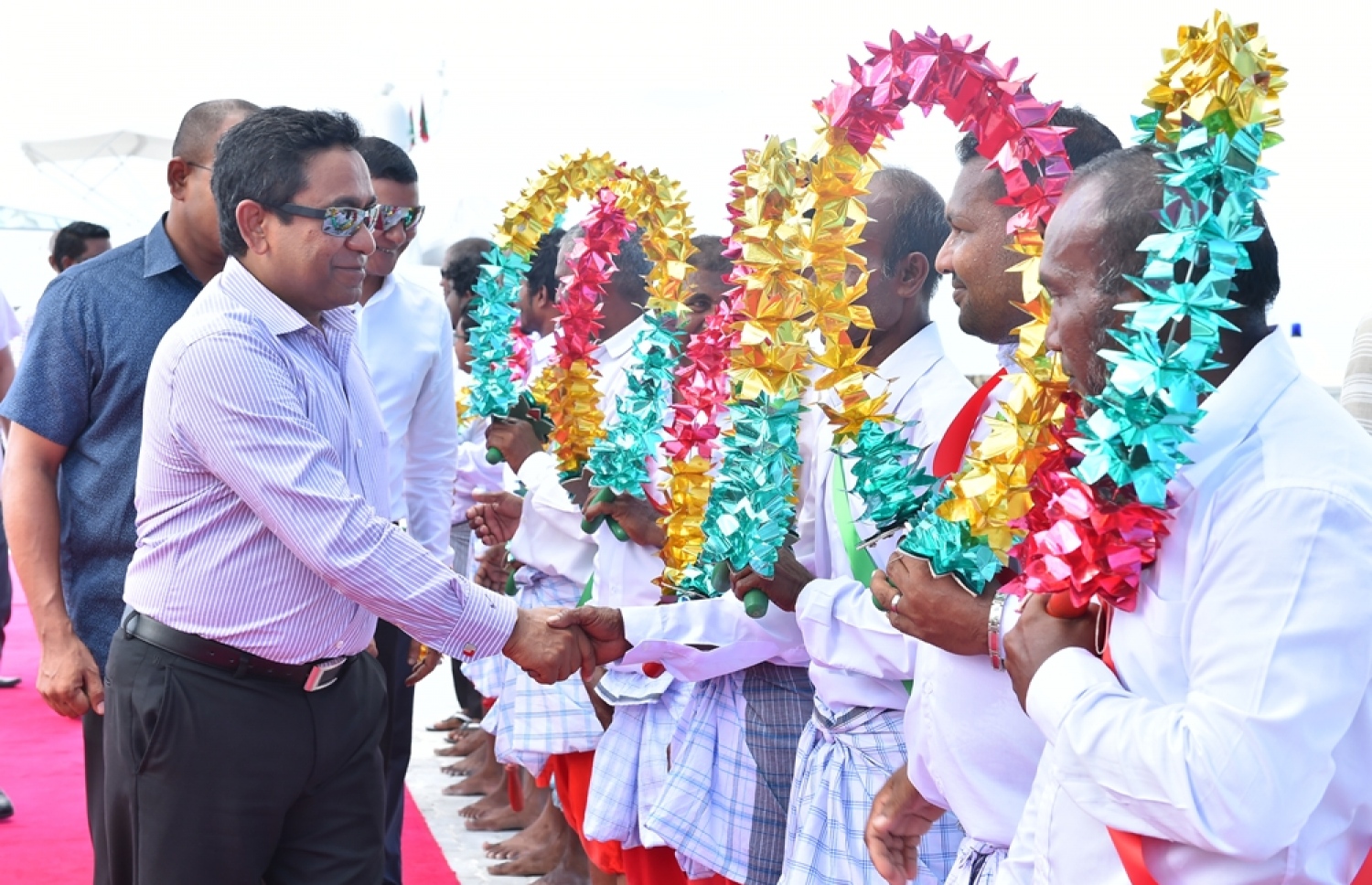 މި އަހަރު ކުރީކޮޅު ރައީސް ޔާމީން ދ. ކުޑަހުވަދު އަށް ވަޑައިގަތުމުން އެ ރަށުން އެ މަނިކުފާނަށް މަރުހަބާ ދަންނަވަނީ -- ފޮޓޯ: ރައީސް އޮފީސް