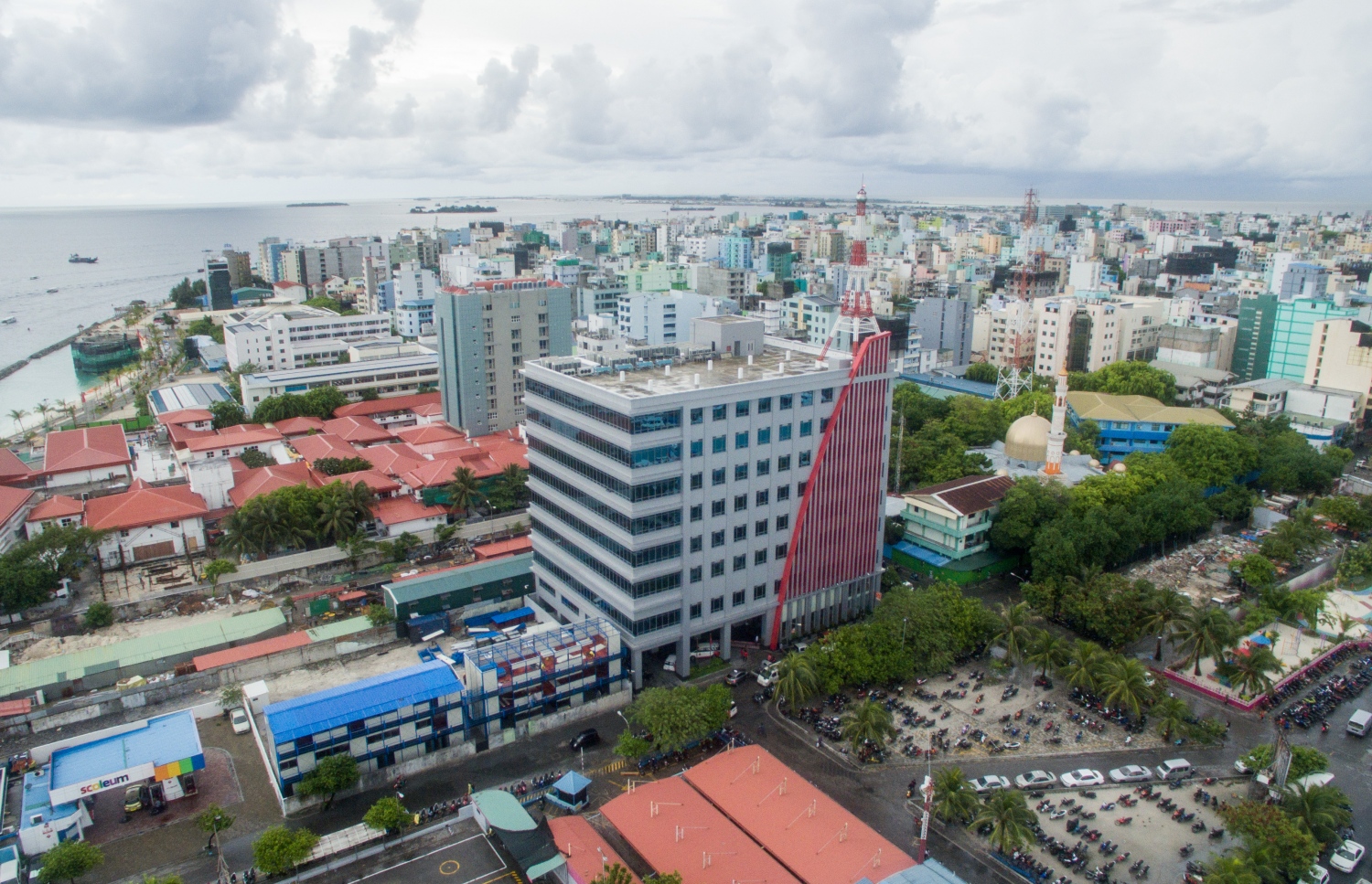ދިރާގުގެ ހެޑް އޮފީސް: އެންމެ ގިނަ އަދަދެއްގެ އައިފޯނު ރާއްޖޭގައި ވިއްކީ ދިރާގުން.-- ފައިލް ފޮޓޯ: މިހާރު