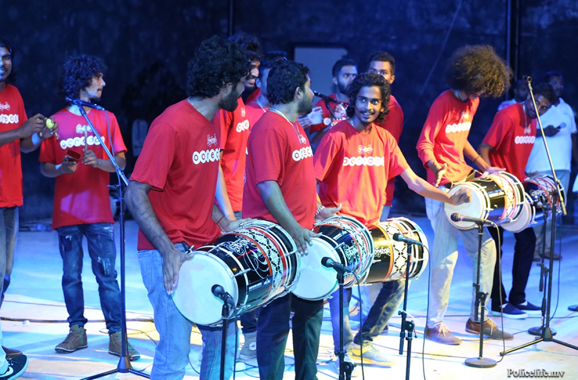 ލ. އަތޮޅު: މޭ 9، 2016: ފުލުހުންނާ އެލައިޑް އިންސިއުރެންސާ އެކުވެގެން ލ. އަތޮޅުގު ބައެއް ރަށްރަށުގައި ޓްރެފިކާ ގުޅޭގޮތުން އާންމުން ހޭލުންތެރިކުމަށް ބޭއްވި "ރައްކާ" ޕްރޮގްރާމުގެ ތެރެއިން ބޭއްވި މިއުޒިކް ޝޯ.-- ފޮޓޯ: ޕޮލިސް