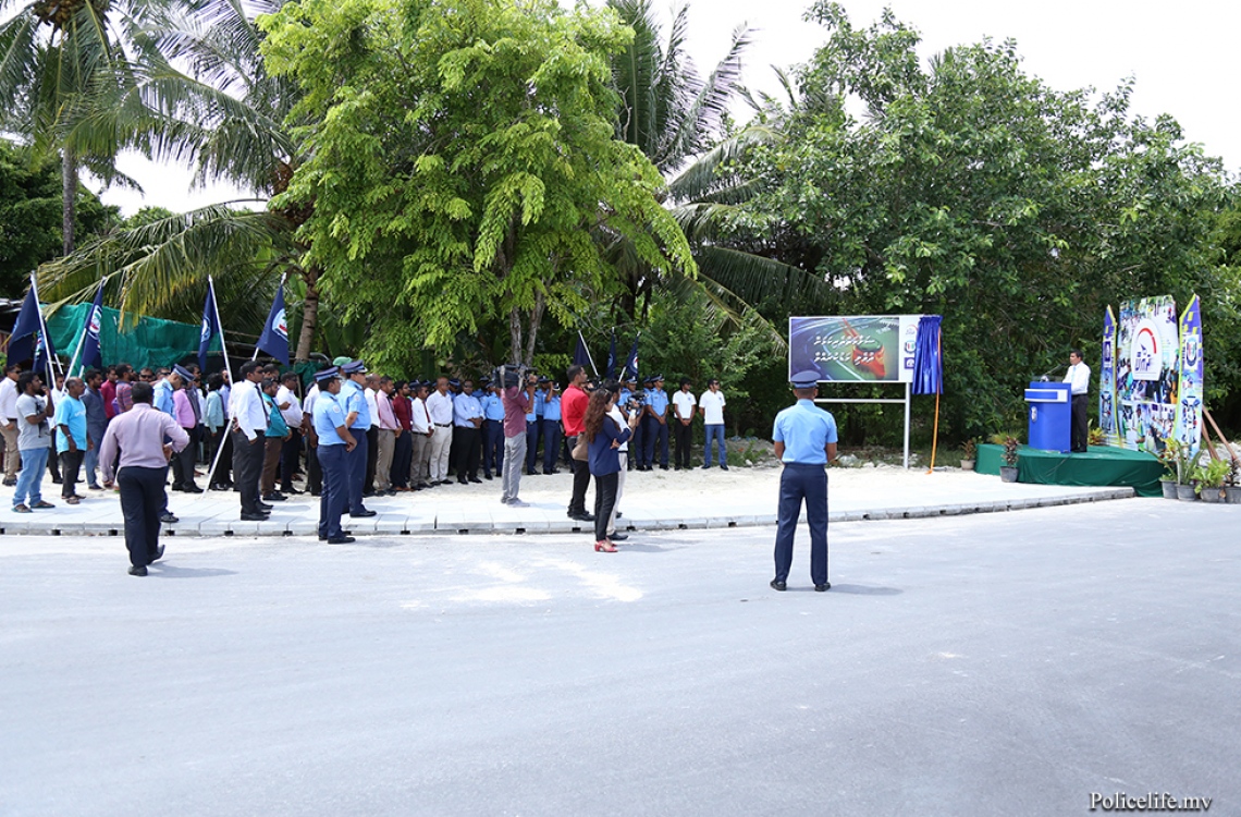 ލ. އަތޮޅު: މޭ 9، 2016: ފުލުހުންނާ އެލައިޑް އިންސިއުރެންސާ އެކުވެގެން ލ. އަތޮޅުގު ބައެއް ރަށްރަށުގައި ޓްރެފިކާ ގުޅޭގޮތުން އާންމުން ހޭލުންތެރިކުމަށް ލ. އަތޮޅުގ ރަށެއްގައި ބޭއްވި "ރައްކާ" ޕްރޮގްރާމު ފެށުމުގެ ރަސްމިއްޔާތުގައި އެލައިޑާ، ޕޮލިހުންގެ އިސްވެރިން ބައިވެރިވަނީ.-- ފޮޓޯ: ޕޮލިސް