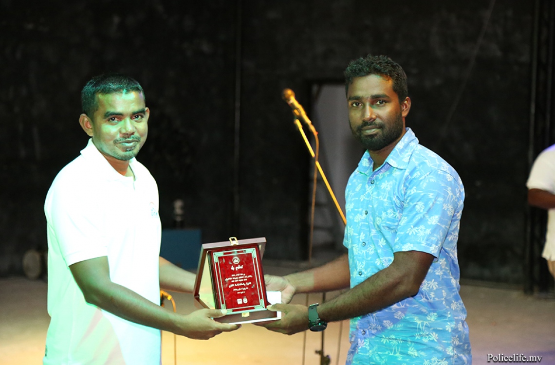 ލ. އަތޮޅު: މޭ 9، 2016: ފުލުހުންނާ އެލައިޑް އިންސިއުރެންސާ އެކުވެގެން ލ. އަތޮޅުގު ބައެއް ރަށްރަށުގައި ޓްރެފިކާ ގުޅޭގޮތުން އާންމުން ހޭލުންތެރިކުމަށް ބޭއްވި "ރައްކާ" ޕްރޮގްރާމުގައި ބައިވެރިއަކަށް ހަނދާނީ ފިލައެއް ހަވާލުކުރަނީ.-- ފޮޓޯ: ޕޮލިސް