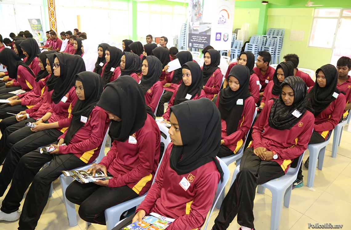 ލ. އަތޮޅު: މޭ 9، 2016: ފުލުހުންނާ އެލައިޑް އިންސިއުރެންސާ އެކުވެގެން ލ. އަތޮޅުގު ބައެއް ރަށްރަށުގައި ޓްރެފިކާ ގުޅޭގޮތުން އާންމުން ހޭލުންތެރިކުމަށް ބޭއްވި "ރައްކާ" ޕްރޮގްރާމު ފެށުމުގެ ރަސްމިއްޔާތުގައި ލ. އަތޮޅު ތަކުގެ ބައެއް ސްކޫލްތަކުގެ ދަރިވަރުން ބައިވެރިވަނީ.-- ފޮޓޯ: ޕޮލިސް