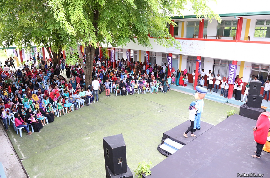 ލ. އަތޮޅު: މޭ 9، 2016: ފުލުހުންނާ އެލައިޑް އިންސިއުރެންސާ އެކުވެގެން ލ. އަތޮޅުގު ބައެއް ރަށްރަށުގައި ޓްރެފިކާ ގުޅޭގޮތުން އާންމުން ހޭލުންތެރިކުމަށް ބޭއްވި "ރައްކާ" ޕްރޮގްރާމުގެ ތެރެއިން ބޭއްވި ކުޑަކުދިންގެ ހަވީރު.-- ފޮޓޯ: ޕޮލިސް