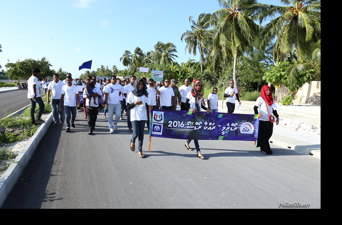 ލ. އަތޮޅު: މޭ 9، 2016: ފުލުހުންނާ އެލައިޑް އިންސިއުރެންސާ އެކުވެގެން ލ. އަތޮޅުގު ބައެއް ރަށްރަށުގައި ޓްރެފިކާ ގުޅޭގޮތުން އާންމުން ހޭލުންތެރިކުމަށް ބޭއްވި "ރައްކާ" ޕްރޮގްރާމުގައި ރޯޑްރެލީގައި ހިނގާލަނީ.-- ފޮޓޯ: ޕޮލިސް