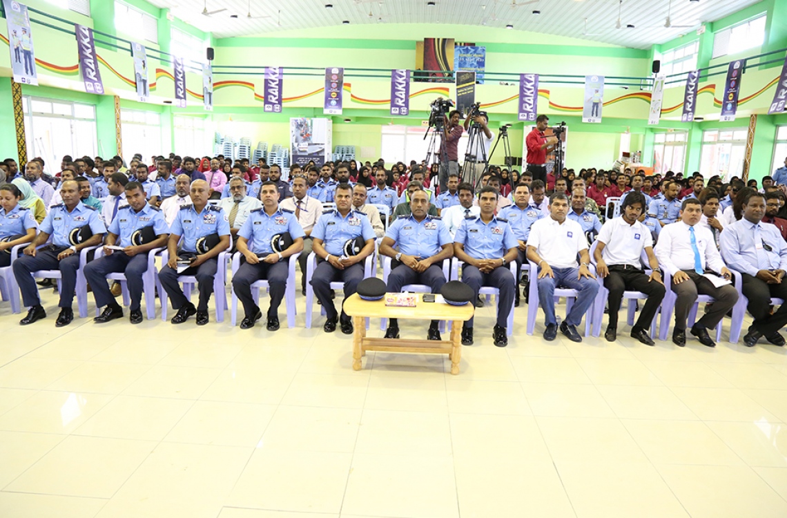 ލ. އަތޮޅު: މޭ 9، 2016: ފުލުހުންނާ އެލައިޑް އިންސިއުރެންސާ އެކުވެގެން ލ. އަތޮޅުގު ބައެއް ރަށްރަށުގައި ޓްރެފިކާ ގުޅޭގޮތުން އާންމުން ހޭލުންތެރިކުމަށް ބޭއްވި "ރައްކާ" ޕްރޮގްރާމު ފެށުމުގެ ރަސްމިއްޔާތުގައި އެލައިޑާ، ޕޮލިހުންގެ އިސްވެރިންނާއި ލ. އަތޮޅު ތަކުގެ ބައެއް ސްކޫލްތަކުގެ ދަރިވަރުން ބައިވެރިވަނީ.-- ފޮޓޯ: ޕޮލިސް