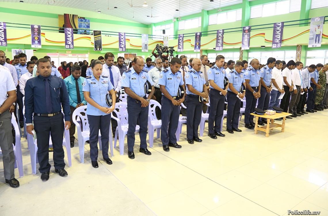 ލ. އަތޮޅު: މޭ 9، 2016: ފުލުހުންނާއި އެލައިޑް އިންޝުއަރެންސް ގުޅިގެން ލ. އަތޮޅުގެ ބައެއް ރަށްރަށުގައި ޓްރެފިކާ ގުޅޭގޮތުން އާންމުން ހޭލުންތެރިކުމަށް ބޭއްވި "ރައްކާ" ޕްރޮގްރާމު ފެށުމުގެ ރަސްމިއްޔާތުގައި އެލައިޑާ، ޕޮލިހުންގެ އިސްވެރިންނާއި ބައެއް ސްކޫލްތަކުގެ ދަރިވަރުން ބައިވެރިވަނީ. -- ފޮޓޯ: ޕޮލިސް