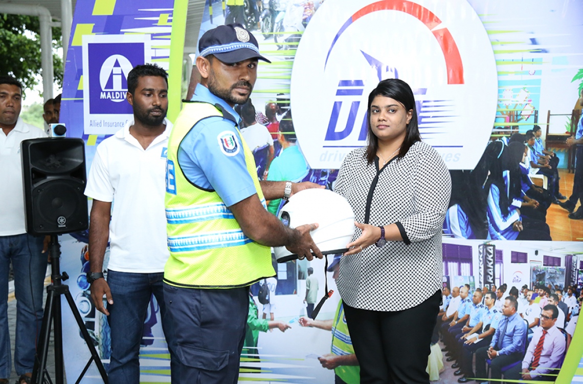 ލ. އަތޮޅު: މޭ 9، 2016: ފުލުހުންނާ އެލައިޑް އިންސިއުރެންސާ ގުޅިގެން ލ. އަތޮޅުގު ބައެއް ރަށްރަށުގައި ޓްރެފިކާ ގުޅޭގޮތުން އާންމުން ހޭލުންތެރިކުރުމަށް ބޭއްވި ޕްރޮގްރާމުގައި ހެލްމެޓެއް ހަވާލުކުރަނީ.-- ފޮޓޯ: ޕޮލިސް