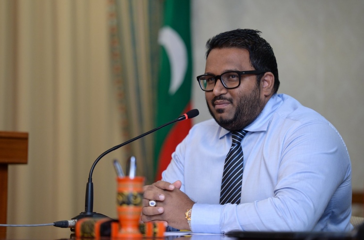 އަދީބުގެ ދިފާއުގައި 13 ހެކިވެރިއަކު ހުށަހަޅައިފި