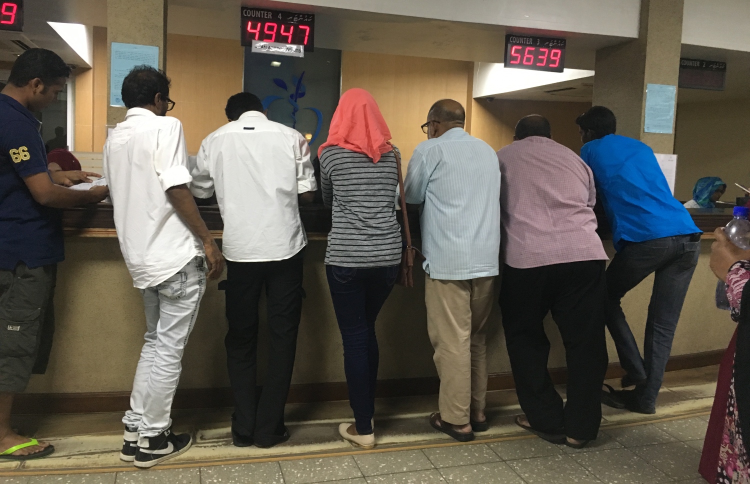 އޭޑީކޭ ހޮސްޕިޓަލުން ބަޔަކު ހިދުމަތް ހޯދަން ކިއުގައި.