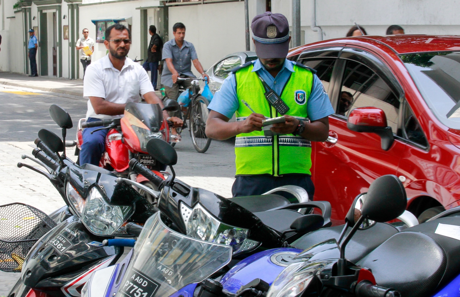 ގަވާއިދާ ހިލާފަށް ޕާކުކޮށްފައި ހުރި ސައިކަލުތަކެއްގައި ފުލުުހުން ސްޓިކާ ޖަހަނީ: މާލޭގެ ތޮއްޖެހުން ހައްލުކުރެވޭނެ އިންތިޒާމެއް މިހާތަނަށް ހަމަޖައްސާފައެއް ނުވޭ. --ފޮޓޯ: ނިޝާން އަލީ/ މިހާރު