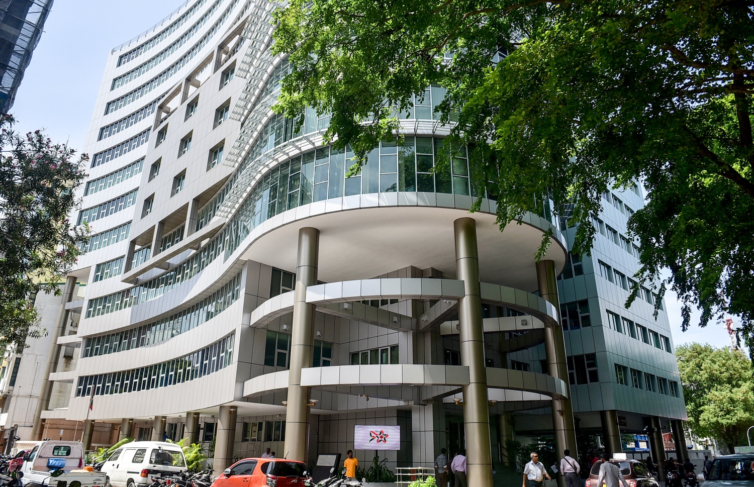 ސަރުކާރުގެ ގިނަ އޮފީސްތަކެއް ހިންގާ ވެލާނާ ބިލްޑިންގް: އެ އުސޫލުގެ ދަށުން ސަރުކާރުގެ މުވައްޒަފުންނަށް ފިޔަވަޅު އެޅޭނެ --ފޮޓޯ/މިހާރު