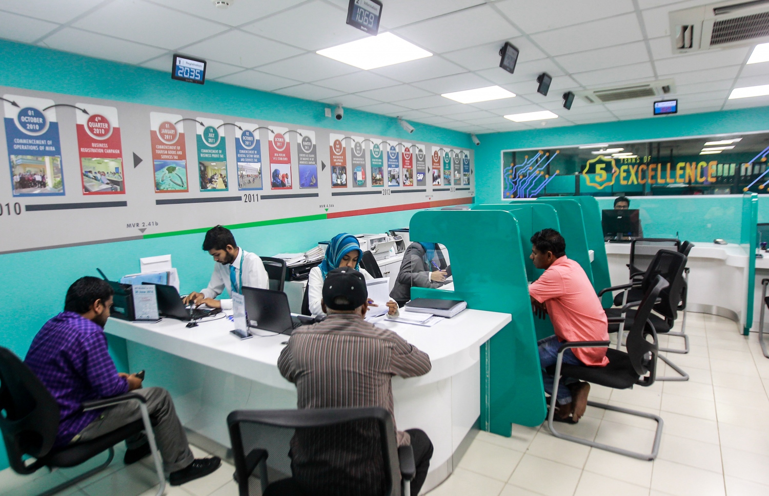 މިރާގެ ކައުންޓަރުތަކުން ބަޔަކު ހިދުމަތް ހޯދަނީ.-- ފޮޓޯ: މިހާރު