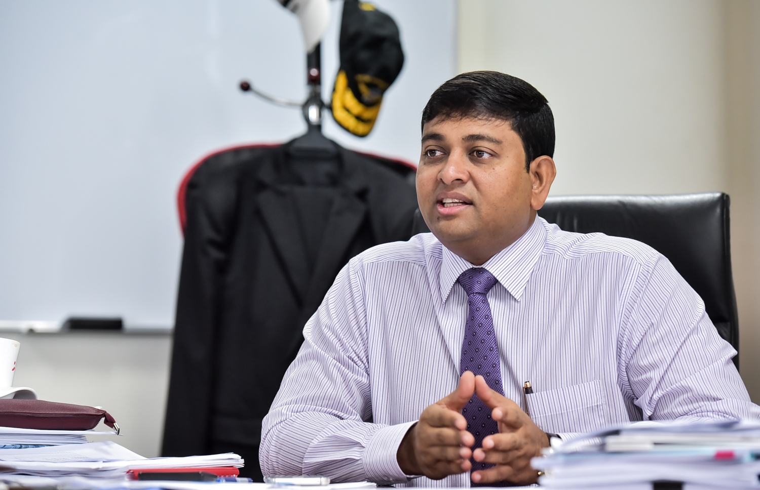 މިނިސްޓަރު ޝައިނީ މިދިޔަ ބުރާސްފަތިދުވަހު "މިހާރާ" ވާހަކަ ދައްކަވަނީ.---މިހާރު ފޮޓޯ: ނިޝާން އަލީ