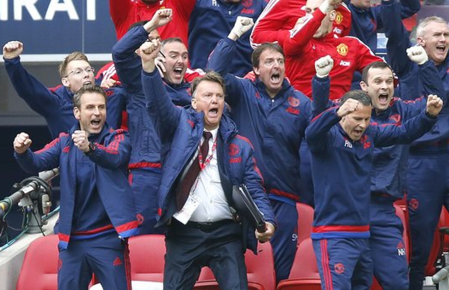 ޔުނައިޓެޑްގެ ކޯޗު ލުއީ ވެން ހާލް (މ) އާއި އެ ޓީމުގެ ކޯޗިން ސްޓާފުން އުފާފާޅުކުރަނީ.-- ފޮޓޯ: ގެޓީއިމޭޖަސް