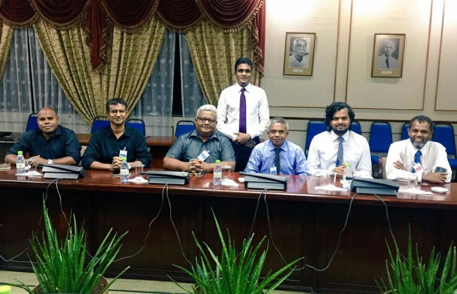 އަބުރާ ބެހުމުގެ ބިލާ ގުޅޭ ގޮތުން މީޑިއާ ކައުންސިލްގެ މެމްބަރުން ޕީޕީއެމްގެ ޕާލިމެންޓްރީ ގްރޫޕުގެ ލީޑަރު ނިހާންއާ ބައްދަލުކުރައްވަނީ.-- ފޮޓޯ: މީޑިއާ ކައުންސިލް