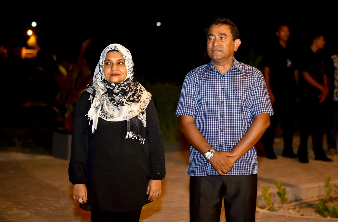 ރައީސް ޔާމީން އަދި އެމަނިކުފާނުގެ އަނބިކަނބަލުން ފާތުމަތު އިބްރާހިމް: ރައީސް ޔާމީންގެ ކެމްޕޭންގެ ގިނަ ހަރަކާތްތަކެއް އެކަމަނާ ކުރިއަށް ގެންދަވާ .--ފޮޓޯ:ރައީސް އޮފީސް