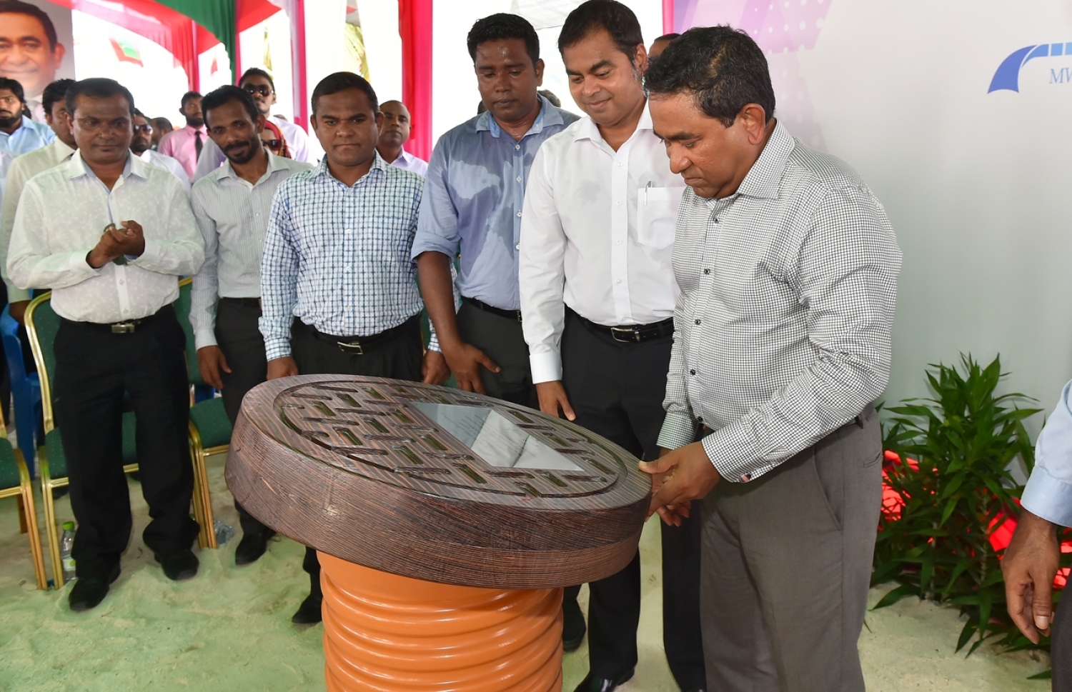 ރައީސް ޔާމީން ހޯރަފުށީގެ ނަރުދަމާގެ ނިޒާމު އިއްޔެ އިފްތިތާހުކޮށް ދެއްވުމަށްފަހު މޮނިއުމަންޓް ބައްލަވާލައްވަނީ: ހޯމް މިނިސްޓަރުގެ ބާރުތައް ރައީސް ޔާމީން އަނބުރާ ގެންދެވި މައްސަލާގައި އަދިވެސް އުމަރު ވަކި އެއްޗެއް ވިދާޅެއް ނުވޭ.- ފޮޓޯ: ރައީސް އޮފީސް