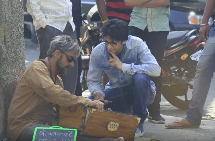 ފަގީރަކަށް ހެދިގެން ސޯނޫ ނިގަމް މަގުމަތީގައި