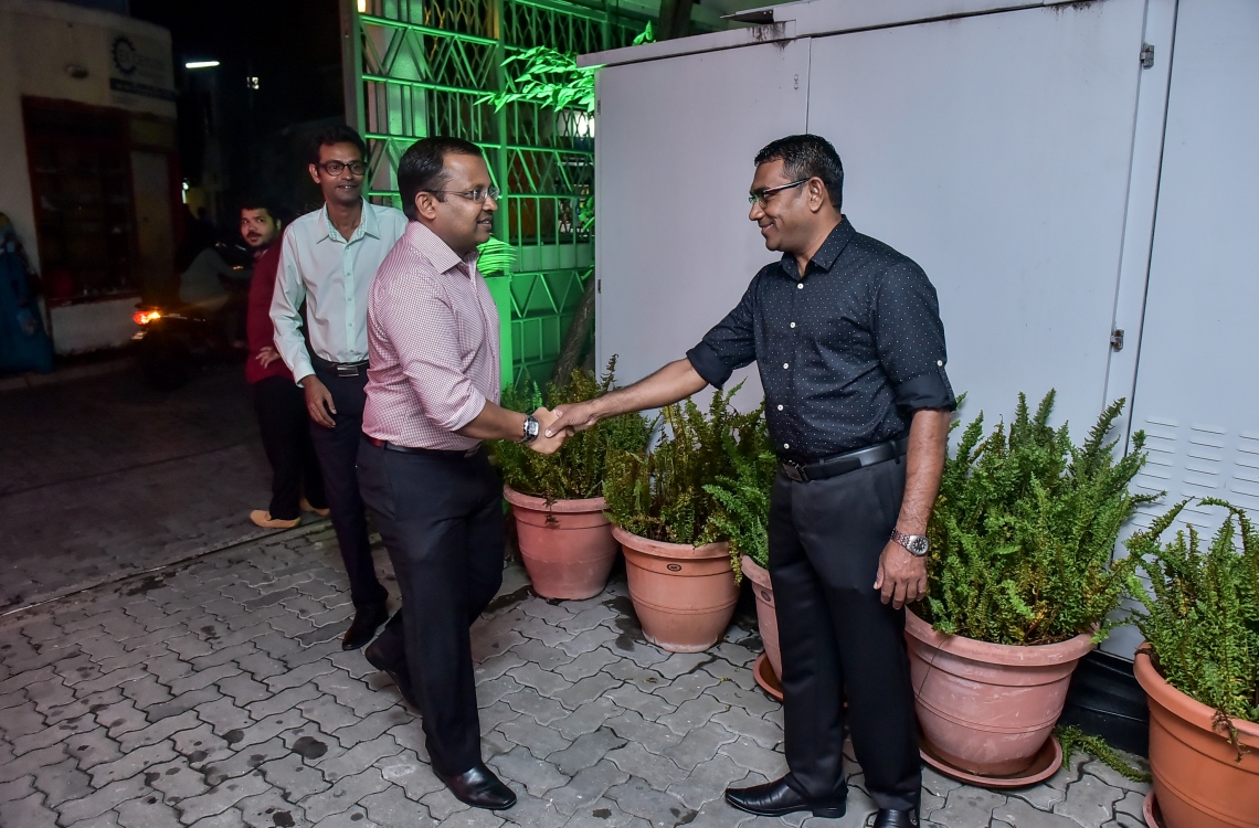 މާލެ: މޭ 24، 2016: "މިހާރު" ނޫހާއި ވެބްސައިޓް ލޯންޗްކުރުމަށް މިރޭ ޗަންޕާ ސެންޓްރަލް ހޮޓެލްގައި ބޭއްވި ރަސްމިއްޔާތުގެ ތެރެއިން: ކުރިން "ހަވީރު"ގައި މަސައްކަތްކުރި ނޫސްވެރިންގެ މައްޗަށް ބިނާވެފައިވާ ޓީމަކުން "މިހާރު" ނޫސް ނެރެ އަދި އޭގެ ވެބްސައިޓެއް ހެދީ މާޗު 31 ގައި ސިވިލް ކޯޓުން ނެރުނު އަމުރަކާ ގުޅިގެން "ހަވީރު"ގެ މަސައްކަތް ވަގުތީ ގޮތުން ހުއްޓާލުމުން.---ނިޝާން އަލީ/މިހާރު ފޮޓޯ