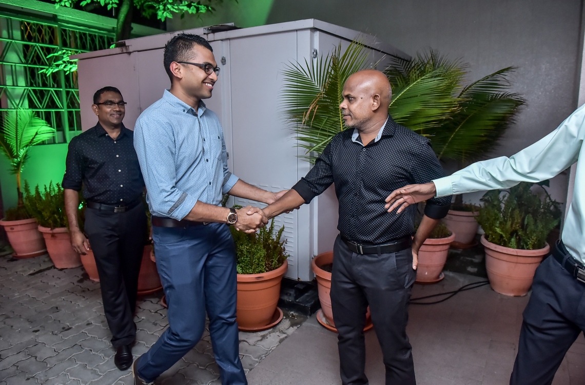 މާލެ: މޭ 24، 2016: "މިހާރު" ނޫހާއި ވެބްސައިޓް ލޯންޗްކުރުމަށް މިރޭ ޗަންޕާ ސެންޓްރަލް ހޮޓެލްގައި ބޭއްވި ރަސްމިއްޔާތުގެ ތެރެއިން: ކުރިން "ހަވީރު"ގައި މަސައްކަތްކުރި ނޫސްވެރިންގެ މައްޗަށް ބިނާވެފައިވާ ޓީމަކުން "މިހާރު" ނޫސް ނެރެ އަދި އޭގެ ވެބްސައިޓެއް ހެދީ މާޗު 31 ގައި ސިވިލް ކޯޓުން ނެރުނު އަމުރަކާ ގުޅިގެން "ހަވީރު"ގެ މަސައްކަތް ވަގުތީ ގޮތުން ހުއްޓާލުމުން.---ނިޝާން އަލީ /މިހާރު ފޮޓޯ