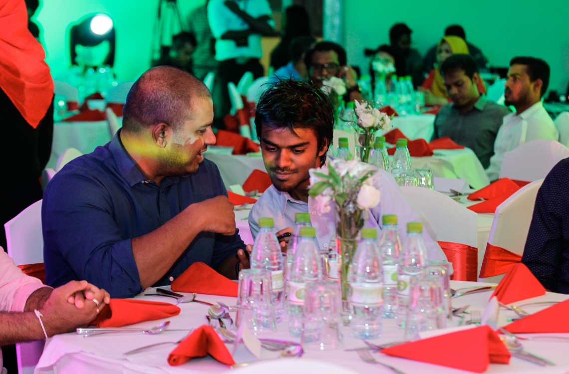 މާލެ: މޭ 24، 2016: "މިހާރު" ނޫހާއި ވެބްސައިޓް ލޯންޗްކުރުމަށް މިރޭ ޗަންޕާ ސެންޓްރަލް ހޮޓެލްގައި ބޭއްވި ރަސްމިއްޔާތުގެ ތެރެއިން: ކުރިން "ހަވީރު"ގައި މަސައްކަތްކުރި ނޫސްވެރިންގެ މައްޗަށް ބިނާވެފައިވާ ޓީމަކުން "މިހާރު" ނޫސް ނެރެ އަދި އޭގެ ވެބްސައިޓެއް ހެދީ މާޗު 31 ގައި ސިވިލް ކޯޓުން ނެރުނު އަމުރަކާ ގުޅިގެން "ހަވީރު"ގެ މަސައްކަތް ވަގުތީ ގޮތުން ހުއްޓާލުމުން.---މުހައްމަދު ޝަރުހާން /މިހާރު ފޮޓޯ