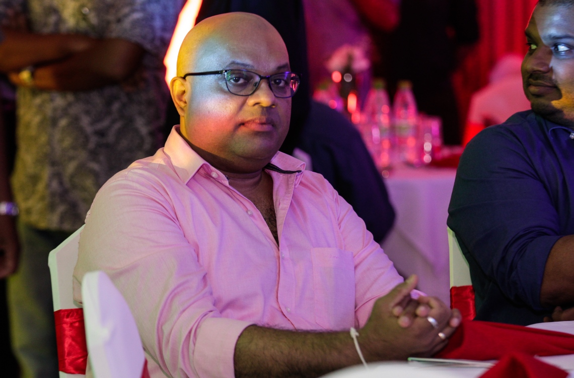 މާލެ: މޭ 24، 2016: "މިހާރު" ނޫހާއި ވެބްސައިޓް ލޯންޗްކުރުމަށް މިރޭ ޗަންޕާ ސެންޓްރަލް ހޮޓެލްގައި ބޭއްވި ރަސްމިއްޔާތުގެ ތެރެއިން: ކުރިން "ހަވީރު"ގައި މަސައްކަތްކުރި ނޫސްވެރިންގެ މައްޗަށް ބިނާވެފައިވާ ޓީމަކުން "މިހާރު" ނޫސް ނެރެ އަދި އޭގެ ވެބްސައިޓެއް ހެދީ މާޗު 31 ގައި ސިވިލް ކޯޓުން ނެރުނު އަމުރަކާ ގުޅިގެން "ހަވީރު"ގެ މަސައްކަތް ވަގުތީ ގޮތުން ހުއްޓާލުމުން.---މުހައްމަދު ޝަރުހާން /މިހާރު ފޮޓޯ