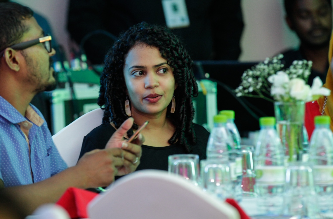 މާލެ: މޭ 24، 2016: "މިހާރު" ނޫހާއި ވެބްސައިޓް ލޯންޗްކުރުމަށް މިރޭ ޗަންޕާ ސެންޓްރަލް ހޮޓެލްގައި ބޭއްވި ރަސްމިއްޔާތުގެ ތެރެއިން: ކުރިން "ހަވީރު"ގައި މަސައްކަތްކުރި ނޫސްވެރިންގެ މައްޗަށް ބިނާވެފައިވާ ޓީމަކުން "މިހާރު" ނޫސް ނެރެ އަދި އޭގެ ވެބްސައިޓެއް ހެދީ މާޗު 31 ގައި ސިވިލް ކޯޓުން ނެރުނު އަމުރަކާ ގުޅިގެން "ހަވީރު"ގެ މަސައްކަތް ވަގުތީ ގޮތުން ހުއްޓާލުމުން.---މުހައްމަދު ޝަރުހާން /މިހާރު ފޮޓޯ