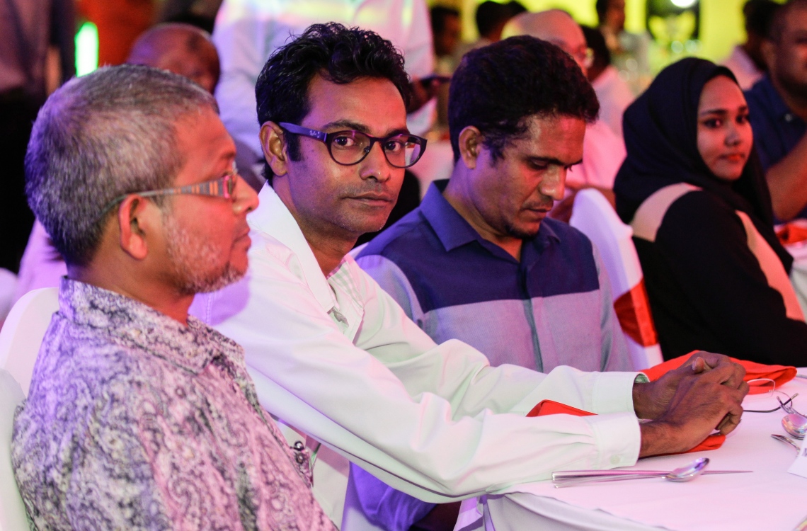 މާލެ: މޭ 24، 2016: "މިހާރު" ނޫހާއި ވެބްސައިޓް ލޯންޗްކުރުމަށް މިރޭ ޗަންޕާ ސެންޓްރަލް ހޮޓެލްގައި ބޭއްވި ރަސްމިއްޔާތުގެ ތެރެއިން: ކުރިން "ހަވީރު"ގައި މަސައްކަތްކުރި ނޫސްވެރިންގެ މައްޗަށް ބިނާވެފައިވާ ޓީމަކުން "މިހާރު" ނޫސް ނެރެ އަދި އޭގެ ވެބްސައިޓެއް ހެދީ މާޗު 31 ގައި ސިވިލް ކޯޓުން ނެރުނު އަމުރަކާ ގުޅިގެން "ހަވީރު"ގެ މަސައްކަތް ވަގުތީ ގޮތުން ހުއްޓާލުމުން.---މުހައްމަދު ޝަރުހާން /މިހާރު ފޮޓޯ