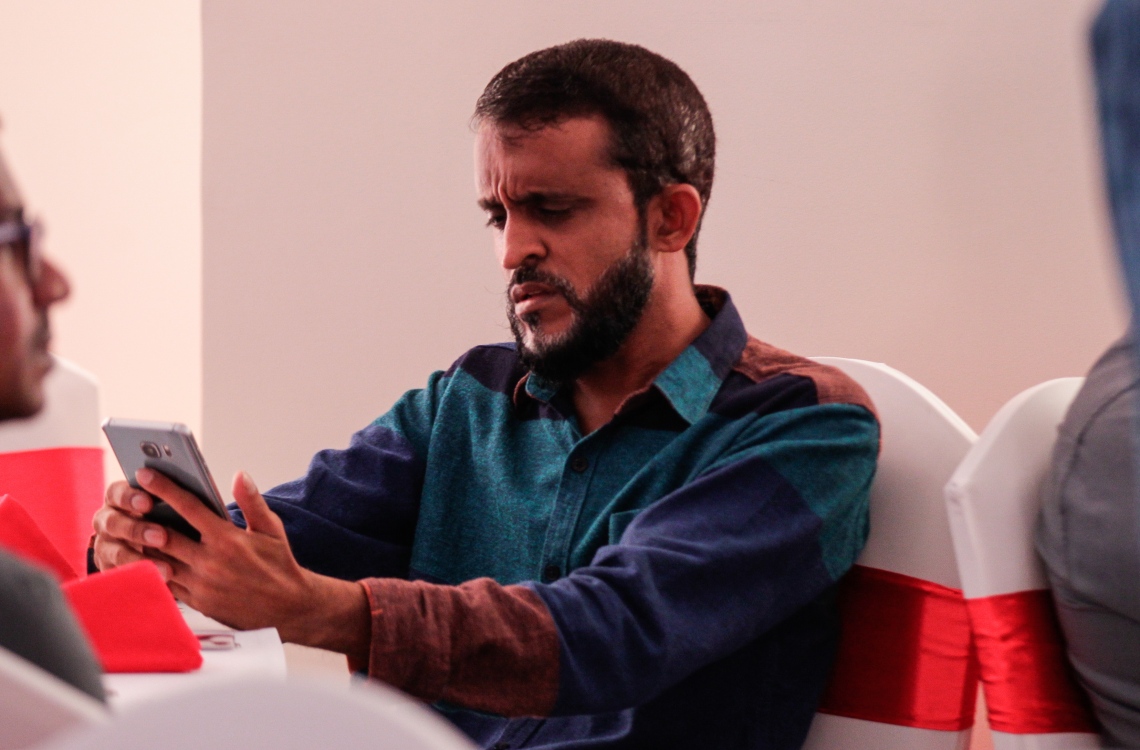 މާލެ: މޭ 24، 2016: "މިހާރު" ނޫހާއި ވެބްސައިޓް ލޯންޗްކުރުމަށް މިރޭ ޗަންޕާ ސެންޓްރަލް ހޮޓެލްގައި ބޭއްވި ރަސްމިއްޔާތުގެ ތެރެއިން: ކުރިން "ހަވީރު"ގައި މަސައްކަތްކުރި ނޫސްވެރިންގެ މައްޗަށް ބިނާވެފައިވާ ޓީމަކުން "މިހާރު" ނޫސް ނެރެ އަދި އޭގެ ވެބްސައިޓެއް ހެދީ މާޗު 31 ގައި ސިވިލް ކޯޓުން ނެރުނު އަމުރަކާ ގުޅިގެން "ހަވީރު"ގެ މަސައްކަތް ވަގުތީ ގޮތުން ހުއްޓާލުމުން.---މުހައްމަދު ޝަރުހާން /މިހާރު ފޮޓޯ