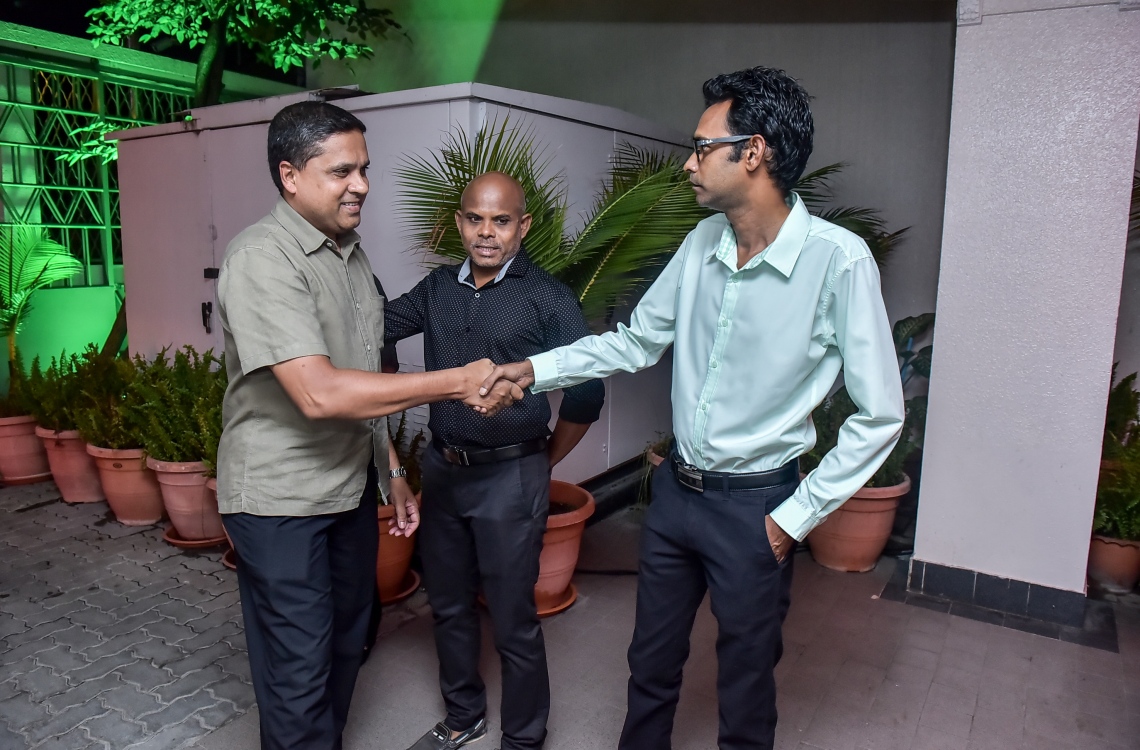 މާލެ: މޭ 24، 2016: "މިހާރު" ނޫހާއި ވެބްސައިޓް ލޯންޗްކުރުމަށް މިރޭ ޗަންޕާ ސެންޓްރަލް ހޮޓެލްގައި ބޭއްވި ރަސްމިއްޔާތުގެ ތެރެއިން: ކުރިން "ހަވީރު"ގައި މަސައްކަތްކުރި ނޫސްވެރިންގެ މައްޗަށް ބިނާވެފައިވާ ޓީމަކުން "މިހާރު" ނޫސް ނެރެ އަދި އޭގެ ވެބްސައިޓެއް ހެދީ މާޗު 31 ގައި ސިވިލް ކޯޓުން ނެރުނު އަމުރަކާ ގުޅިގެން "ހަވީރު"ގެ މަސައްކަތް ވަގުތީ ގޮތުން ހުއްޓާލުމުން.---ނިޝާން އަލީ/މިހާރު ފޮޓޯ