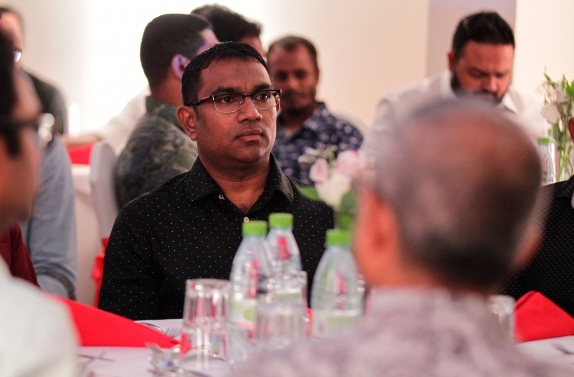 މާލެ: މޭ 24، 2016: "މިހާރު" ނޫހާއި ވެބްސައިޓް ލޯންޗްކުރުމަށް މިރޭ ޗަންޕާ ސެންޓްރަލް ހޮޓެލްގައި ބޭއްވި ރަސްމިއްޔާތުގެ ތެރެއިން: ކުރިން "ހަވީރު"ގައި މަސައްކަތްކުރި ނޫސްވެރިންގެ މައްޗަށް ބިނާވެފައިވާ ޓީމަކުން "މިހާރު" ނޫސް ނެރެ އަދި އޭގެ ވެބްސައިޓެއް ހެދީ މާޗު 31 ގައި ސިވިލް ކޯޓުން ނެރުނު އަމުރަކާ ގުޅިގެން "ހަވީރު"ގެ މަސައްކަތް ވަގުތީ ގޮތުން ހުއްޓާލުމުން.---މުހައްމަދު ޝަރުހާން /މިހާރު ފޮޓޯ