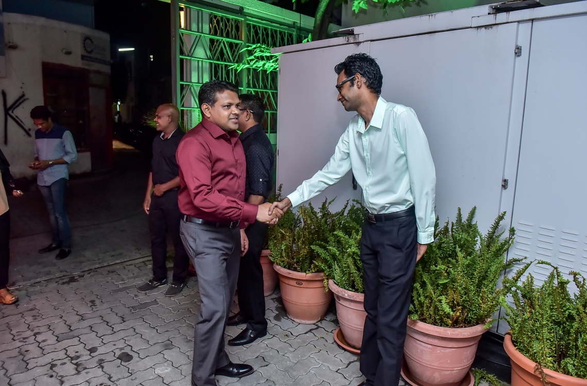 މާލެ: މޭ 24، 2016: "މިހާރު" ނޫހާއި ވެބްސައިޓް ލޯންޗްކުރުމަށް މިރޭ ޗަންޕާ ސެންޓްރަލް ހޮޓެލްގައި ބޭއްވި ރަސްމިއްޔާތަށް ކުރީގެ މިނިސްޓަރު އަދި ކުޅުދުއްފުށި ދެކުނު ދާއިރާގެ މެމްބަރު މުހައްމަދު ނަޝީދު ވަޑައިގަތުމުން، "މިހާރު"ގެ އެޑިޓަރު އިސްމާއިލް ނަސީރު މަރުހަބާ ދަންނަވަނީ: ކުރިން "ހަވީރު"ގައި މަސައްކަތްކުރި ނޫސްވެރިންގެ މައްޗަށް ބިނާވެފައިވާ ޓީމަކުން "މިހާރު" ނޫސް ނެރެ އަދި އޭގެ ވެބްސައިޓެއް ހެދީ މާޗު 31 ގައި ސިވިލް ކޯޓުން ނެރުނު އަމުރަކާ ގުޅިގެން "ހަވީރު"ގެ މަސައްކަތް ވަގުތީ ގޮތުން ހުއްޓާލުމުން.---ނިޝާން އަލީ/މިހާރު ފޮޓޯ