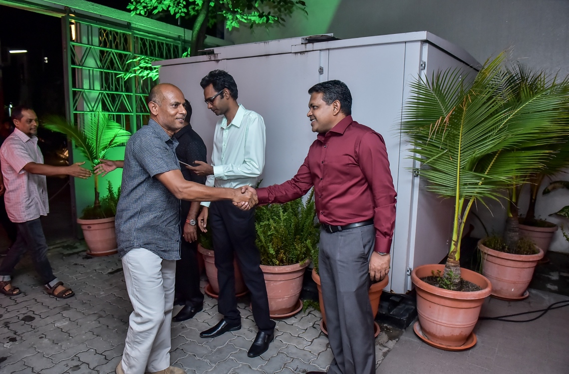 މާލެ: މޭ 24، 2016: "މިހާރު" ނޫހާއި ވެބްސައިޓް ލޯންޗްކުރުމަށް މިރޭ ޗަންޕާ ސެންޓްރަލް ހޮޓެލްގައި ބޭއްވި ރަސްމިއްޔާތުގެ ތެރެއިން: ކުރިން "ހަވީރު"ގައި މަސައްކަތްކުރި ނޫސްވެރިންގެ މައްޗަށް ބިނާވެފައިވާ ޓީމަކުން "މިހާރު" ނޫސް ނެރެ އަދި އޭގެ ވެބްސައިޓެއް ހެދީ މާޗު 31 ގައި ސިވިލް ކޯޓުން ނެރުނު އަމުރަކާ ގުޅިގެން "ހަވީރު"ގެ މަސައްކަތް ވަގުތީ ގޮތުން ހުއްޓާލުމުން.---ނިޝާން އަލީ/މިހާރު ފޮޓޯ