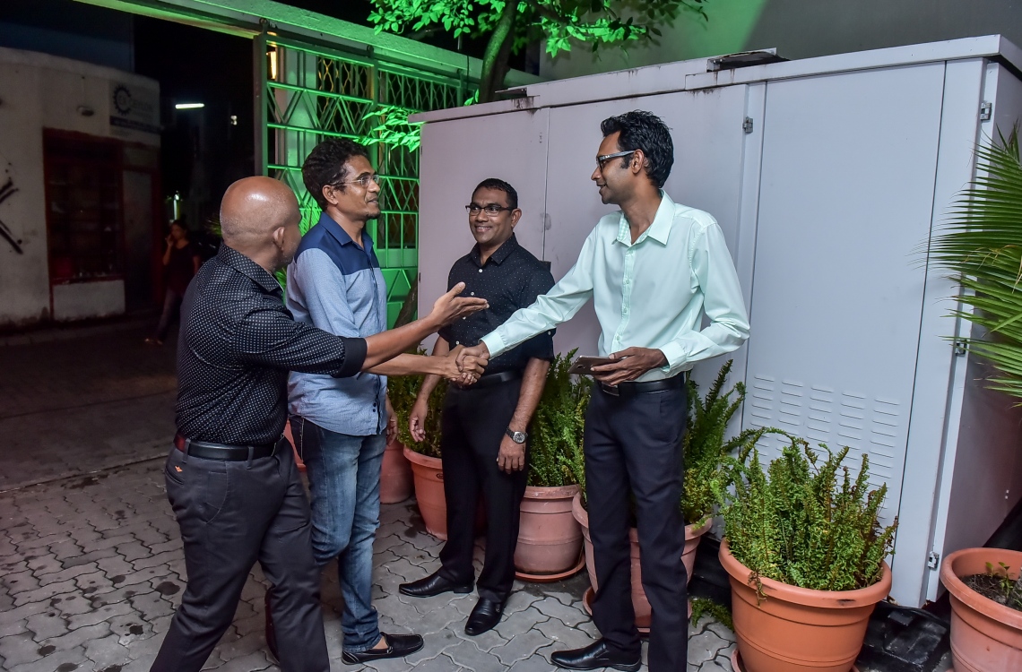 މާލެ: މޭ 24، 2016: "މިހާރު" ނޫހާއި ވެބްސައިޓް ލޯންޗްކުރުމަށް މިރޭ ޗަންޕާ ސެންޓްރަލް ހޮޓެލްގައި ބޭއްވި ރަސްމިއްޔާތަށް ވިލިމާލެ ދާއިރާގެ ނިހާން ވަޑައިގަތުމުން، "މިހާރު"ގެ އެޑިޓަރު އިސްމާއިލް ނަސީރު މަރުހަބާ ވިދާޅުވަނީ: ކުރިން "ހަވީރު"ގައި މަސައްކަތްކުރި ނޫސްވެރިންގެ މައްޗަށް ބިނާވެފައިވާ ޓީމަކުން "މިހާރު" ނޫސް ނެރެ އަދި އޭގެ ވެބްސައިޓެއް ހެދީ މާޗު 31 ގައި ސިވިލް ކޯޓުން ނެރުނު އަމުރަކާ ގުޅިގެން "ހަވީރު"ގެ މަސައްކަތް ވަގުތީ ގޮތުން ހުއްޓާލުމުން.---ނިޝާން އަލީ/މިހާރު ފޮޓޯ