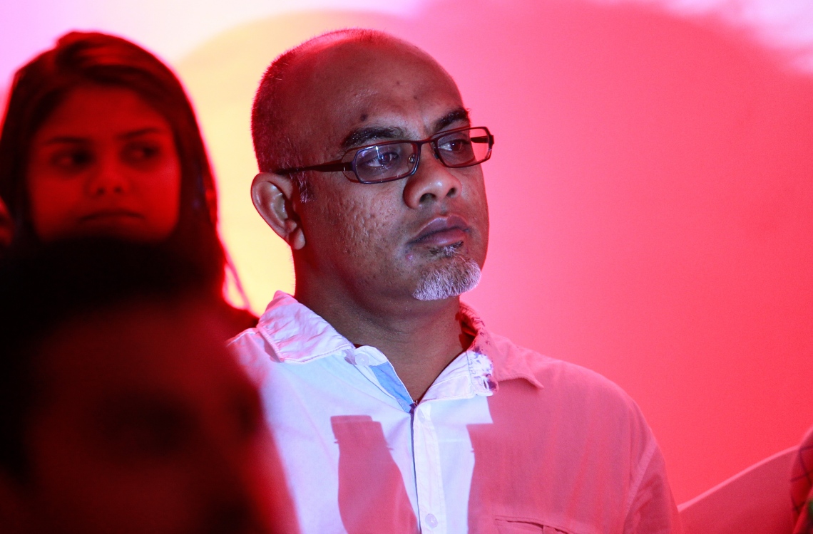 މާލެ: މޭ 24، 2016: "މިހާރު" ނޫހާއި ވެބްސައިޓް ލޯންޗްކުރުމަށް މިރޭ ޗަންޕާ ސެންޓްރަލް ހޮޓެލްގައި ބޭއްވި ރަސްމިއްޔާތުގެ ތެރެއިން: ކުރިން "ހަވީރު"ގައި މަސައްކަތްކުރި ނޫސްވެރިންގެ މައްޗަށް ބިނާވެފައިވާ ޓީމަކުން "މިހާރު" ނޫސް ނެރެ އަދި އޭގެ ވެބްސައިޓެއް ހެދީ މާޗު 31 ގައި ސިވިލް ކޯޓުން ނެރުނު އަމުރަކާ ގުޅިގެން "ހަވީރު"ގެ މަސައްކަތް ވަގުތީ ގޮތުން ހުއްޓާލުމުން.---މުހައްމަދު ޝަރުހާން /މިހާރު ފޮޓޯ