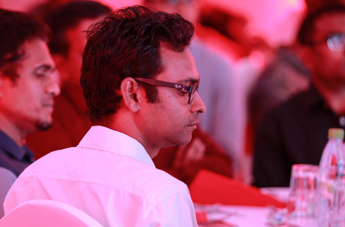 މާލެ: މޭ 24، 2016: "މިހާރު" ނޫހާއި ވެބްސައިޓް ލޯންޗްކުރުމަށް މިރޭ ޗަންޕާ ސެންޓްރަލް ހޮޓެލްގައި ބޭއްވި ރަސްމިއްޔާތުގެ ތެރެއިން: ކުރިން "ހަވީރު"ގައި މަސައްކަތްކުރި ނޫސްވެރިންގެ މައްޗަށް ބިނާވެފައިވާ ޓީމަކުން "މިހާރު" ނޫސް ނެރެ އަދި އޭގެ ވެބްސައިޓެއް ހެދީ މާޗު 31 ގައި ސިވިލް ކޯޓުން ނެރުނު އަމުރަކާ ގުޅިގެން "ހަވީރު"ގެ މަސައްކަތް ވަގުތީ ގޮތުން ހުއްޓާލުމުން.---މުހައްމަދު ޝަރުހާން /މިހާރު ފޮޓޯ