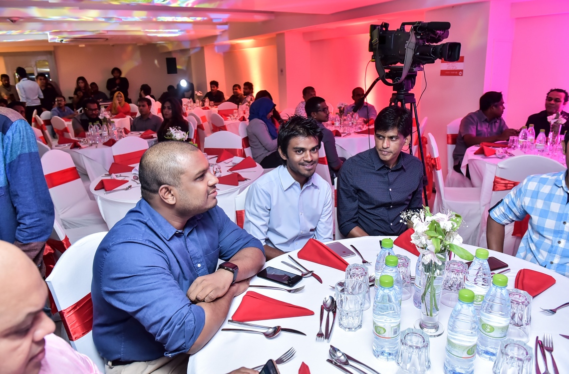 މާލެ: މޭ 24، 2016: "މިހާރު" ނޫހާއި ވެބްސައިޓް ލޯންޗްކުރުމަށް މިރޭ ޗަންޕާ ސެންޓްރަލް ހޮޓެލްގައި ބޭއްވި ރަސްމިއްޔާތުގެ ތެރެއިން: ކުރިން "ހަވީރު"ގައި މަސައްކަތްކުރި ނޫސްވެރިންގެ މައްޗަށް ބިނާވެފައިވާ ޓީމަކުން "މިހާރު" ނޫސް ނެރެ އަދި އޭގެ ވެބްސައިޓެއް ހެދީ މާޗު 31 ގައި ސިވިލް ކޯޓުން ނެރުނު އަމުރަކާ ގުޅިގެން "ހަވީރު"ގެ މަސައްކަތް ވަގުތީ ގޮތުން ހުއްޓާލުމުން.---ނިޝާން އަލީ/މިހާރު ފޮޓޯ