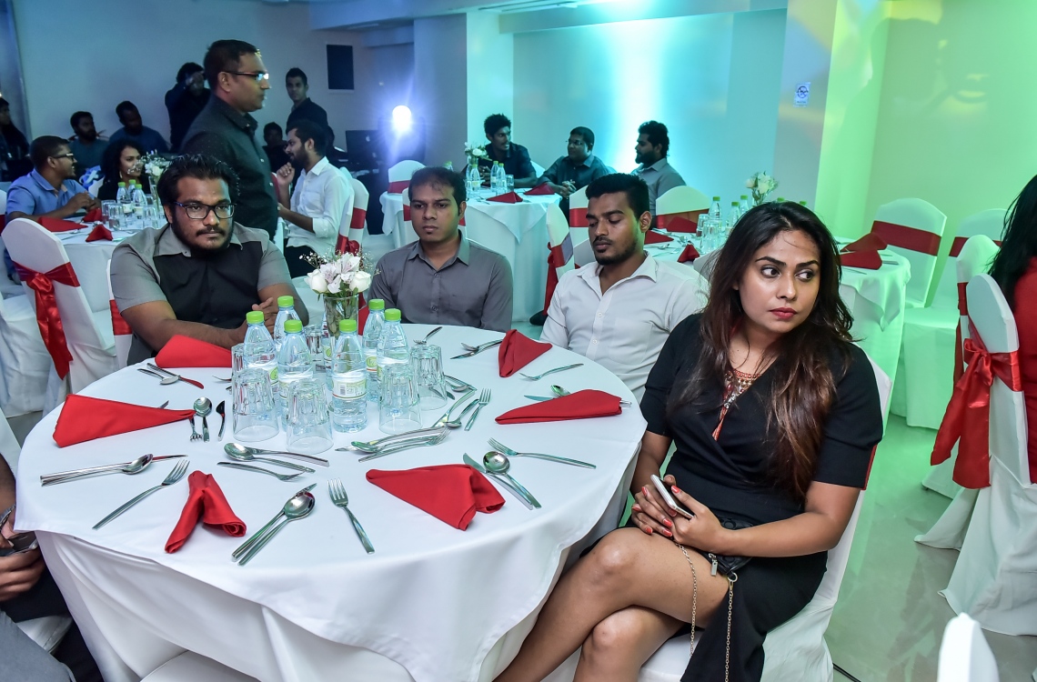 މާލެ: މޭ 24، 2016: "މިހާރު" ނޫހާއި ވެބްސައިޓް ލޯންޗްކުރުމަށް މިރޭ ޗަންޕާ ސެންޓްރަލް ހޮޓެލްގައި ބޭއްވި ރަސްމިއްޔާތުގެ ތެރެއިން: ކުރިން "ހަވީރު"ގައި މަސައްކަތްކުރި ނޫސްވެރިންގެ މައްޗަށް ބިނާވެފައިވާ ޓީމަކުން "މިހާރު" ނޫސް ނެރެ އަދި އޭގެ ވެބްސައިޓެއް ހެދީ މާޗު 31 ގައި ސިވިލް ކޯޓުން ނެރުނު އަމުރަކާ ގުޅިގެން "ހަވީރު"ގެ މަސައްކަތް ވަގުތީ ގޮތުން ހުއްޓާލުމުން.---ނިޝާން އަލީ/މިހާރު ފޮޓޯ