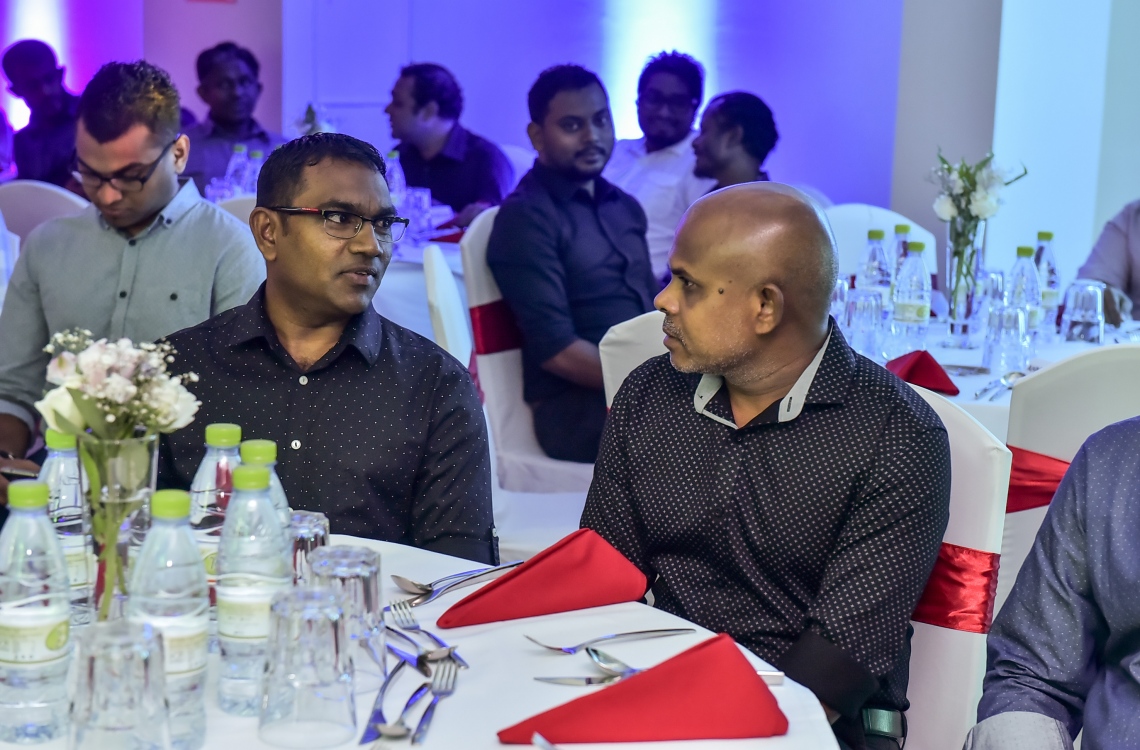 މާލެ: މޭ 24، 2016: "މިހާރު" ނޫހާއި ވެބްސައިޓް ލޯންޗްކުރުމަށް މިރޭ ޗަންޕާ ސެންޓްރަލް ހޮޓެލްގައި ބޭއްވި ރަސްމިއްޔާތުގެ ތެރެއިން: ކުރިން "ހަވީރު"ގައި މަސައްކަތްކުރި ނޫސްވެރިންގެ މައްޗަށް ބިނާވެފައިވާ ޓީމަކުން "މިހާރު" ނޫސް ނެރެ އަދި އޭގެ ވެބްސައިޓެއް ހެދީ މާޗު 31 ގައި ސިވިލް ކޯޓުން ނެރުނު އަމުރަކާ ގުޅިގެން "ހަވީރު"ގެ މަސައްކަތް ވަގުތީ ގޮތުން ހުއްޓާލުމުން.---ނިޝާން އަލީ/މިހާރު ފޮޓޯ