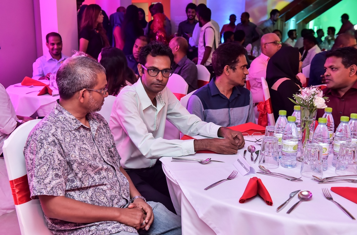 މާލެ: މޭ 24، 2016: "މިހާރު" ނޫހާއި ވެބްސައިޓް ލޯންޗްކުރުމަށް މިރޭ ޗަންޕާ ސެންޓްރަލް ހޮޓެލްގައި ބޭއްވި ރަސްމިއްޔާތުގެ ތެރެއިން: ކުރިން "ހަވީރު"ގައި މަސައްކަތްކުރި ނޫސްވެރިންގެ މައްޗަށް ބިނާވެފައިވާ ޓީމަކުން "މިހާރު" ނޫސް ނެރެ އަދި އޭގެ ވެބްސައިޓެއް ހެދީ މާޗު 31 ގައި ސިވިލް ކޯޓުން ނެރުނު އަމުރަކާ ގުޅިގެން "ހަވީރު"ގެ މަސައްކަތް ވަގުތީ ގޮތުން ހުއްޓާލުމުން.---މުހައްމަދު ޝަރުހާން /މިހާރު ފޮޓޯ