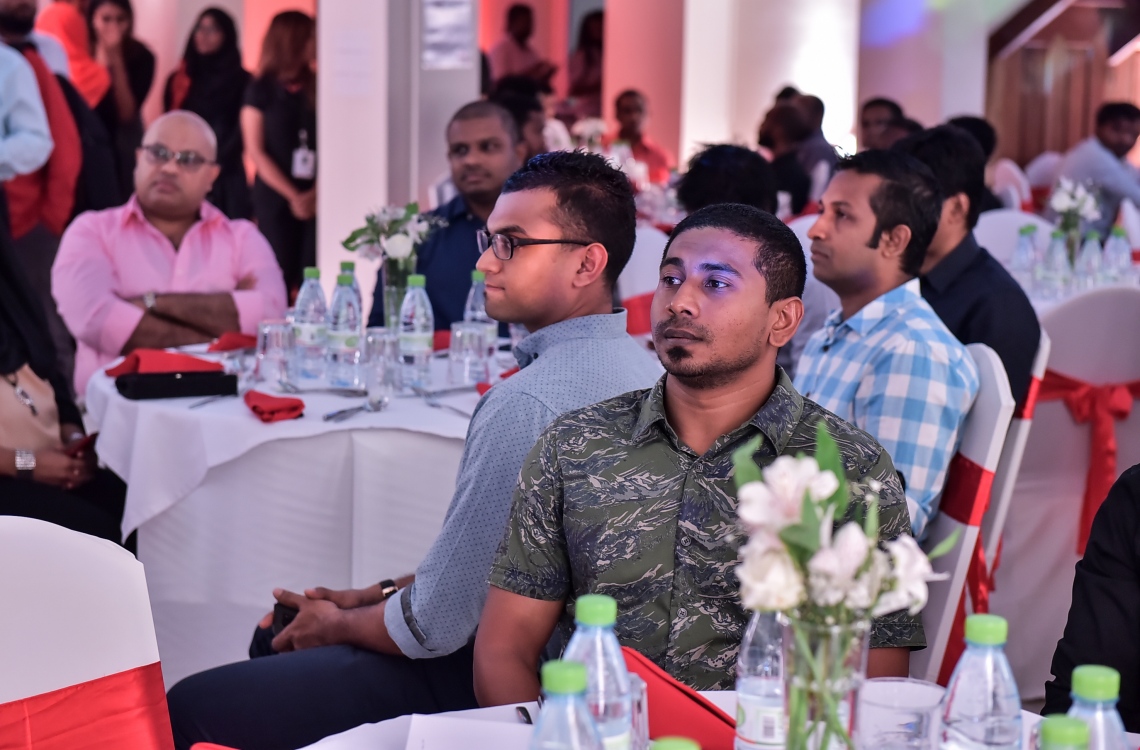 މާލެ: މޭ 24، 2016: "މިހާރު" ނޫހާއި ވެބްސައިޓް ލޯންޗްކުރުމަށް މިރޭ ޗަންޕާ ސެންޓްރަލް ހޮޓެލްގައި ބޭއްވި ރަސްމިއްޔާތުގެ ތެރެއިން: ކުރިން "ހަވީރު"ގައި މަސައްކަތްކުރި ނޫސްވެރިންގެ މައްޗަށް ބިނާވެފައިވާ ޓީމަކުން "މިހާރު" ނޫސް ނެރެ އަދި އޭގެ ވެބްސައިޓެއް ހެދީ މާޗު 31 ގައި ސިވިލް ކޯޓުން ނެރުނު އަމުރަކާ ގުޅިގެން "ހަވީރު"ގެ މަސައްކަތް ވަގުތީ ގޮތުން ހުއްޓާލުމުން.---ނިޝާން އަލީ/މިހާރު ފޮޓޯ