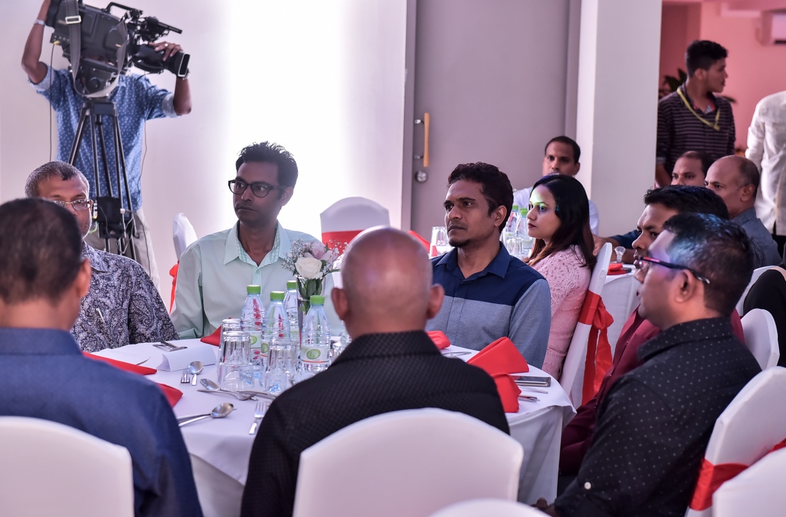 މާލެ: މޭ 24، 2016: "މިހާރު" ނޫހާއި ވެބްސައިޓް ލޯންޗްކުރުމަށް މިރޭ ޗަންޕާ ސެންޓްރަލް ހޮޓެލްގައި ބޭއްވި ރަސްމިއްޔާތުގެ ތެރެއިން: ކުރިން "ހަވީރު"ގައި މަސައްކަތްކުރި ނޫސްވެރިންގެ މައްޗަށް ބިނާވެފައިވާ ޓީމަކުން "މިހާރު" ނޫސް ނެރެ އަދި އޭގެ ވެބްސައިޓެއް ހެދީ މާޗު 31 ގައި ސިވިލް ކޯޓުން ނެރުނު އަމުރަކާ ގުޅިގެން "ހަވީރު"ގެ މަސައްކަތް ވަގުތީ ގޮތުން ހުއްޓާލުމުން.---ނިޝާން އަލީ/މިހާރު ފޮޓޯ